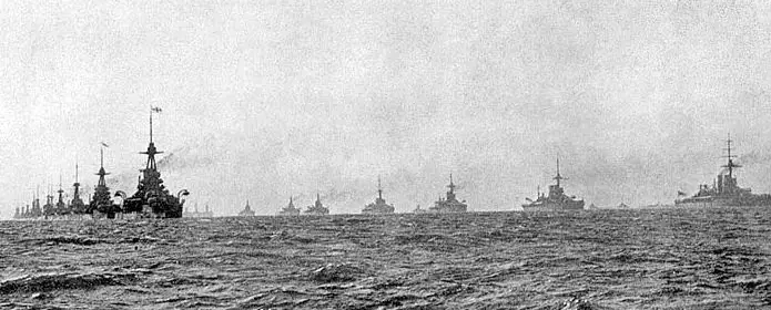 The British Grand Fleet steaming in parallel columns : Wiki Commons