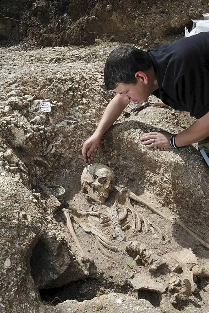 1Rifles soldier exhuming a Saxon Burial