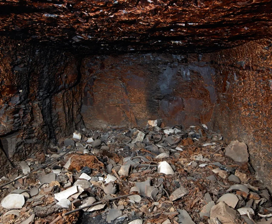 Damaged interior: The walls have been heavily damaged by a fire ignited by tomb raiders. (Foto: Matjaz Kacicnik, University of Basel/Egyptology)