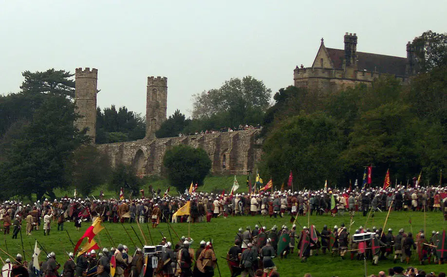 Reenactment in front of Battle Abbey : WikiPedia