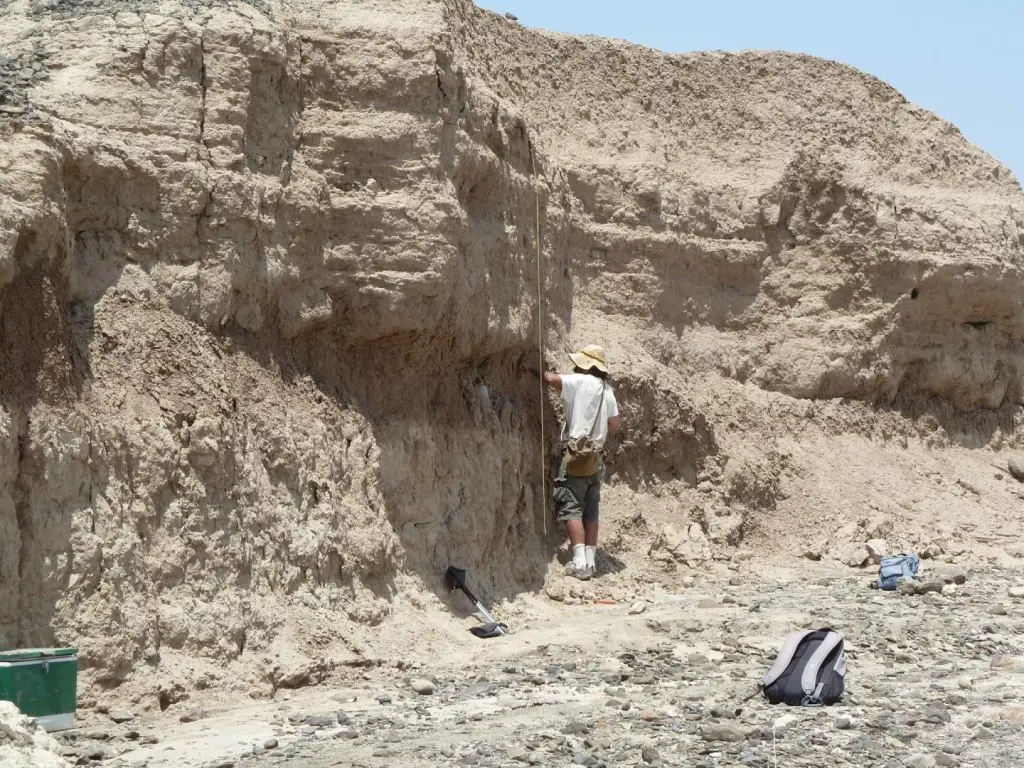 Chris Lepre of Columbia University's Lamont-Doherty Earth Observatory (back to camera) precisely dated the artifacts by analyzing layers above, around and below them for reversals in earth's magnetic field. Credit: West Turkana Archaeological Project 
