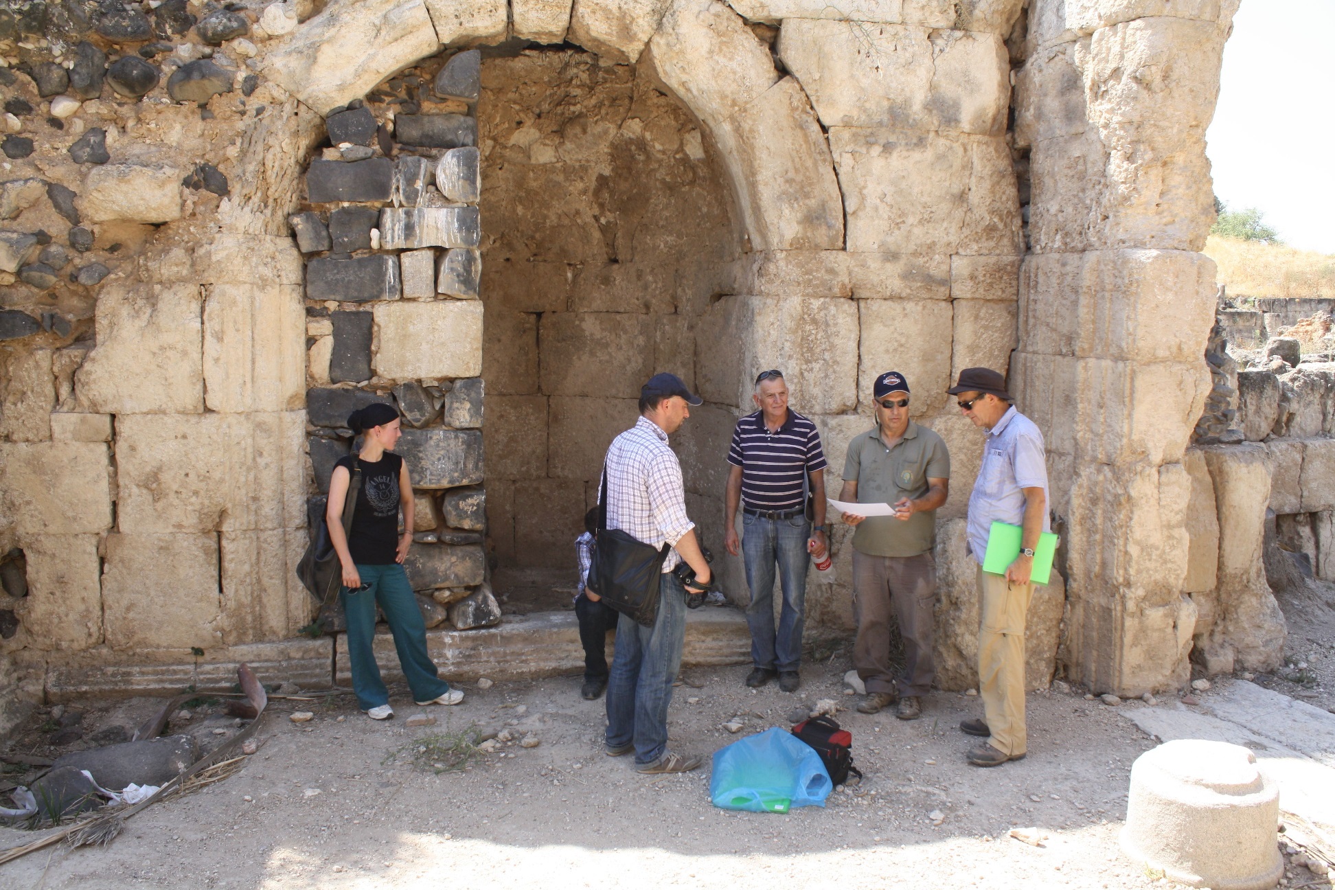 Researchers and students from Mainz University during a visit to the early Islamic caliph's palace Khirbat al-Minya on the Sea of Galilee (photo/©: David Eran, Tel Aviv)