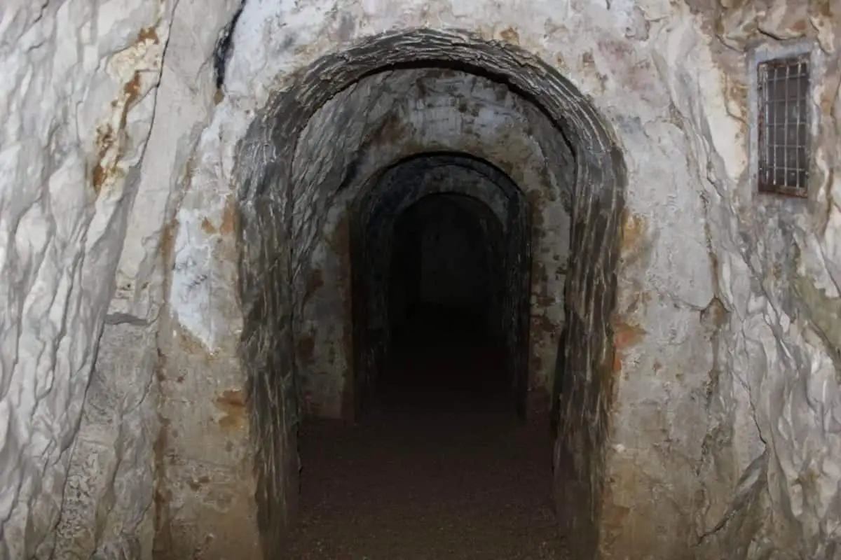 in buckinghamshire, england is a network of tunnels that important 18th century aristocrats met to carry out mock-pagan rituals and orgies.