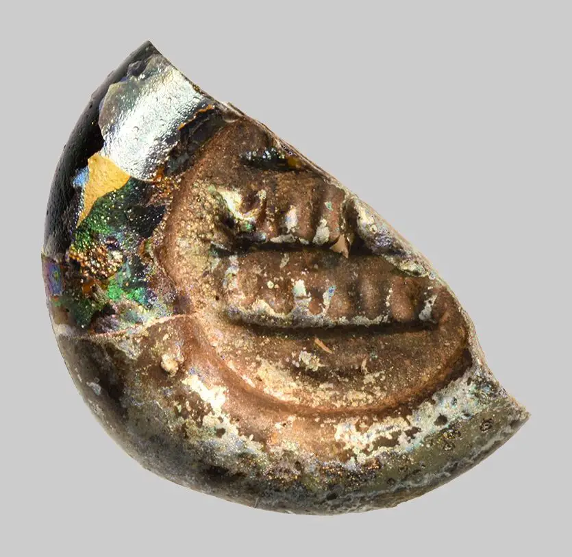 archaeologists from mainz reveal new findings on the history of the early-islamic caliphate palace khirbat al-minya Early-Islamic glass weight of just 12 millimeters in diameter with an Arabic inscription found at Khirbat al-Minya (photo/©: Dr. Volker Grünewald, Department of Ancient Studies, JGU)