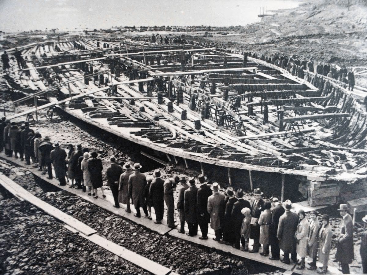 Italians tourists visiting the Nemi ships -1932