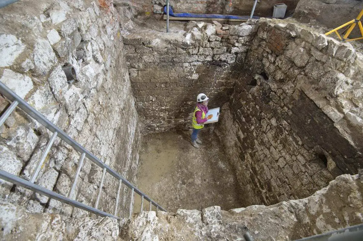 archaeologists uncover a tantalising remnant of the medieval mansions of the strand