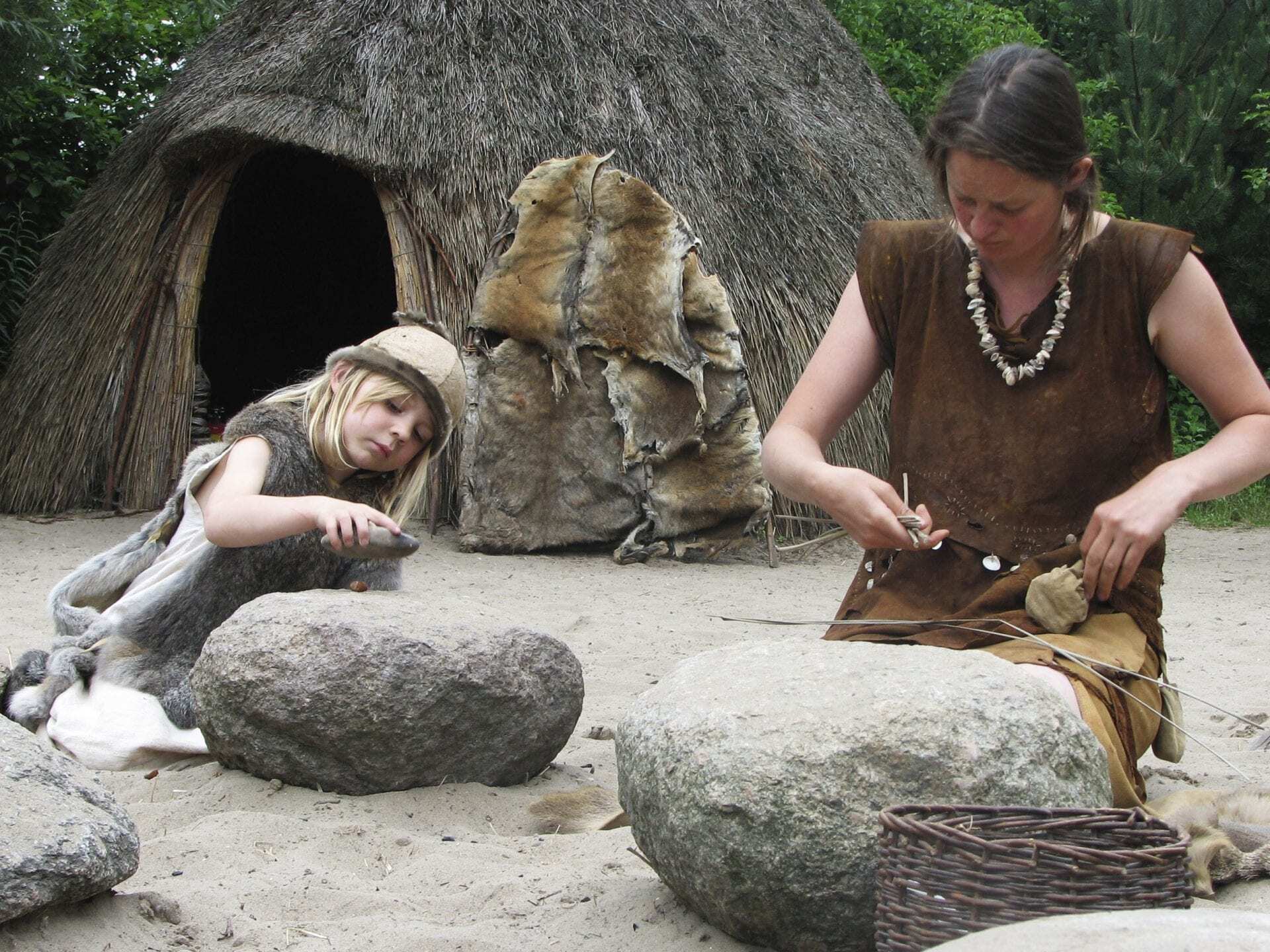 Task sharing in hunters-gatherers does not depend on the capacities of