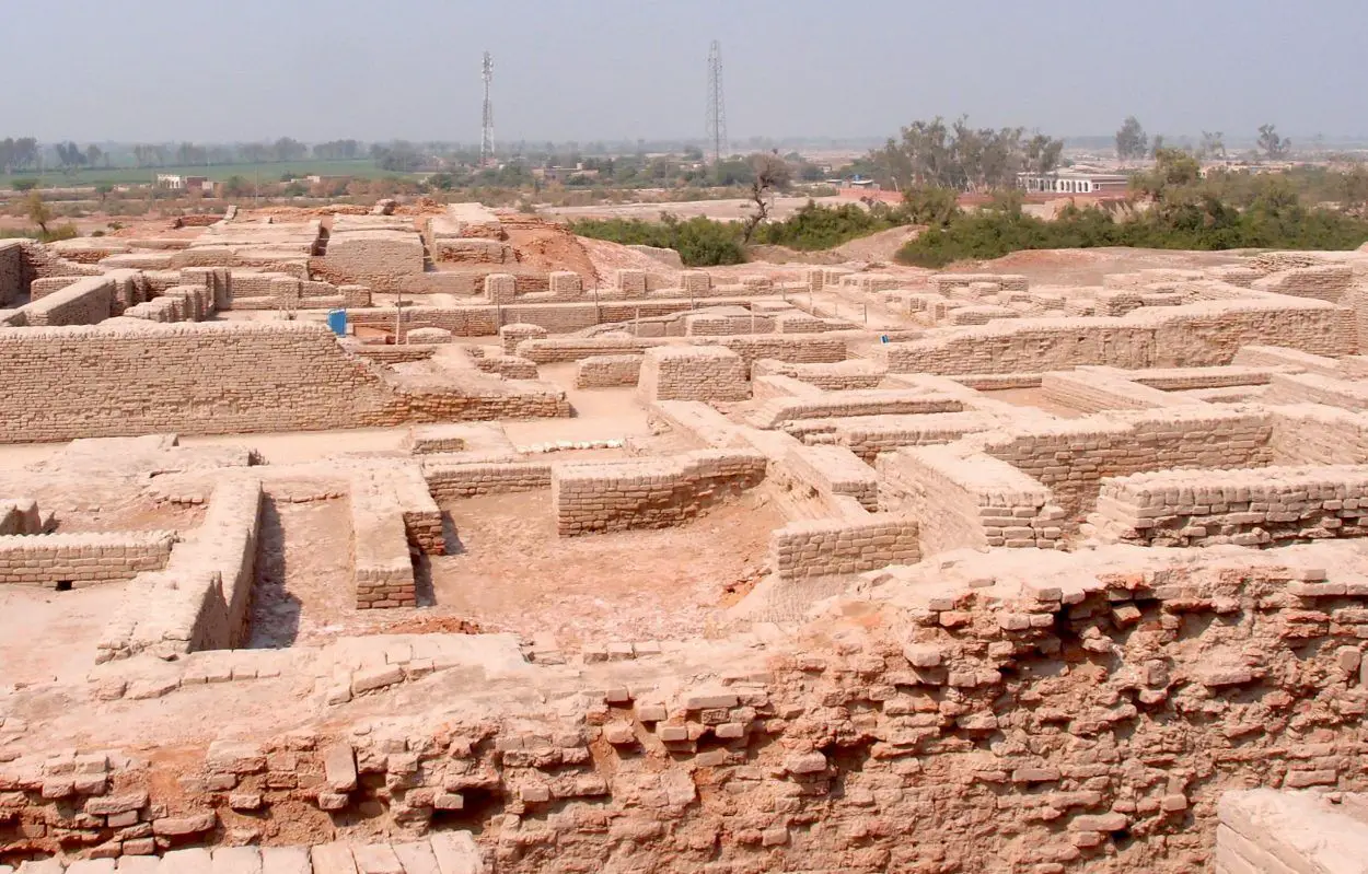 mohenjo-daro – mound of the dead men