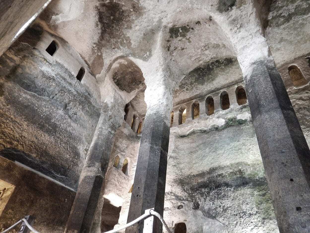 1440px-%C3%89glise_Saint-Jean_dite_monolithe_dAubeterre-sur-Dronne_Lamiot_c_08-scaled.jpg
