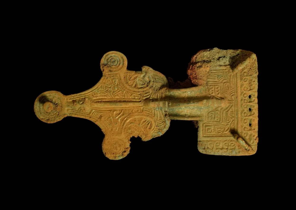 archaeologists excavating anglo-saxon cemetery reveal 3000 ornate grave goods