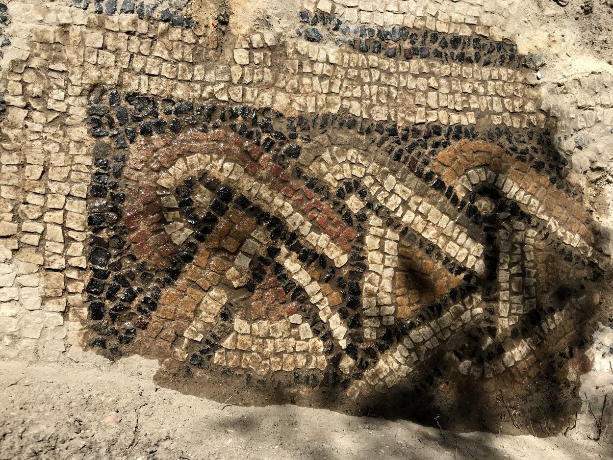 Das 9 Meter mal 18 Meter große Mosaik aus der römischen Villa.