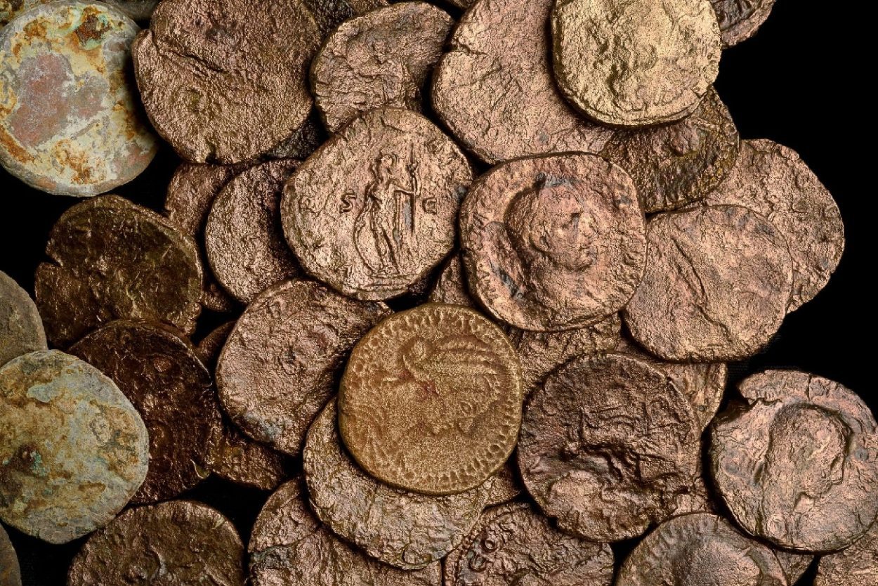 underwater archaeologists recover treasures from ancient shipwrecks TR2