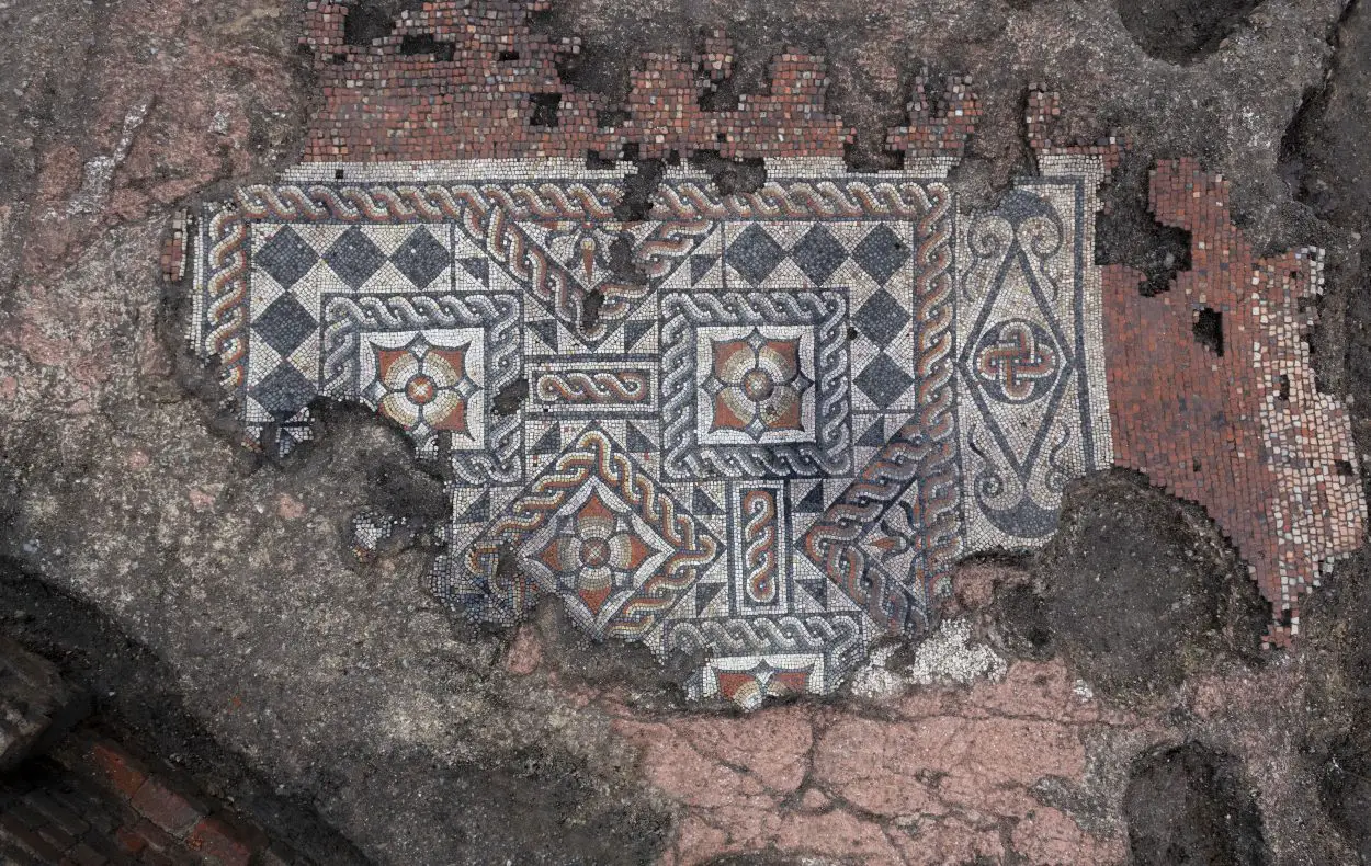 The largest area of Roman mosaic found in London for over 50 years detail. ©MOLA AndyChopping.jpg