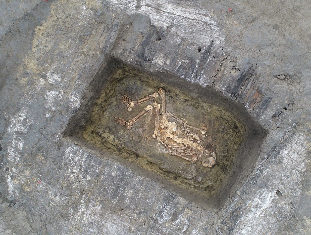 burials covered in red dye found in serbian barrows chim22