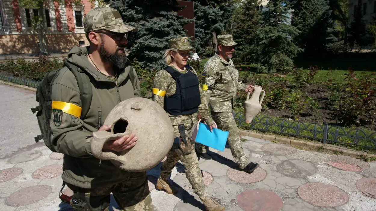 ukrainian soldiers find ancient amphorae whilst digging defences 280287830 123987680267161 8067735407447583144 n