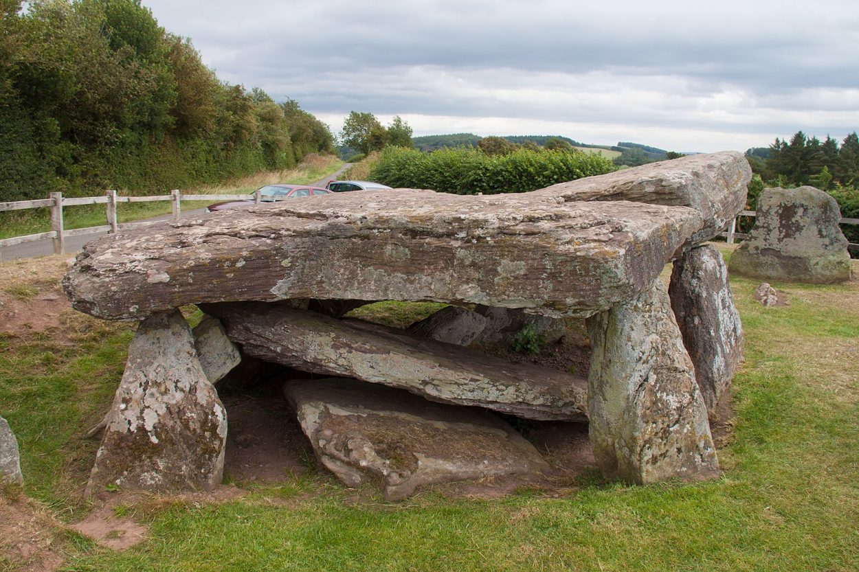 1620px Arthurs Stone panoramio