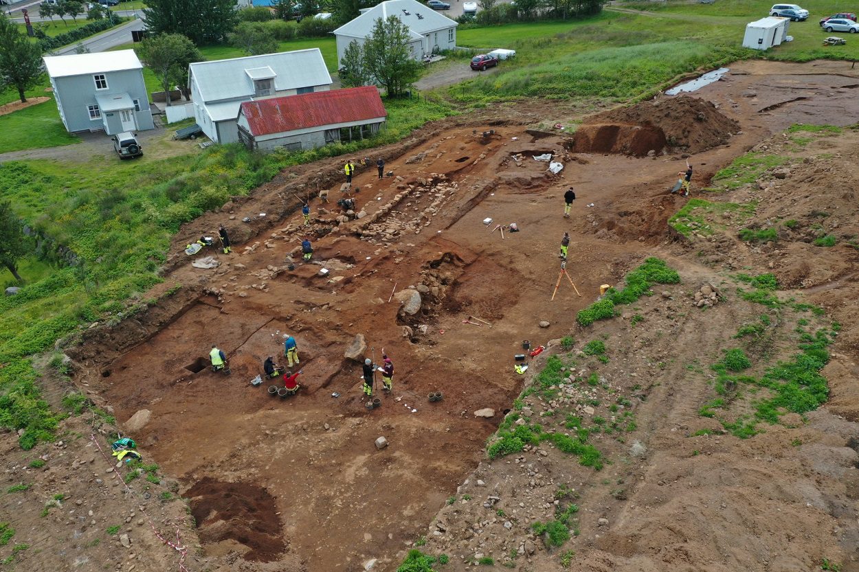 archaeologists uncover pearls and decorated beads in norse settlement bead2