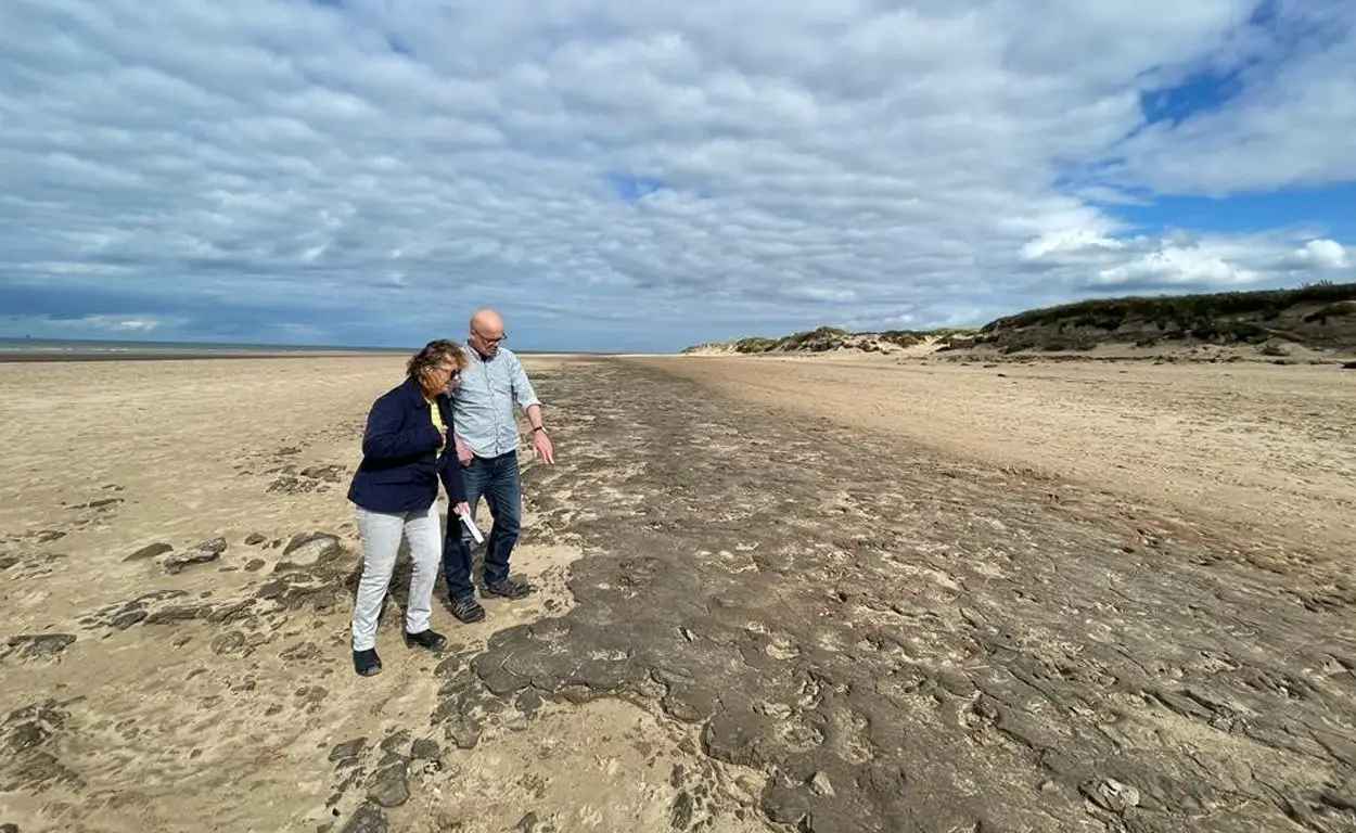 ancient-footprints-found-on-uk-beach