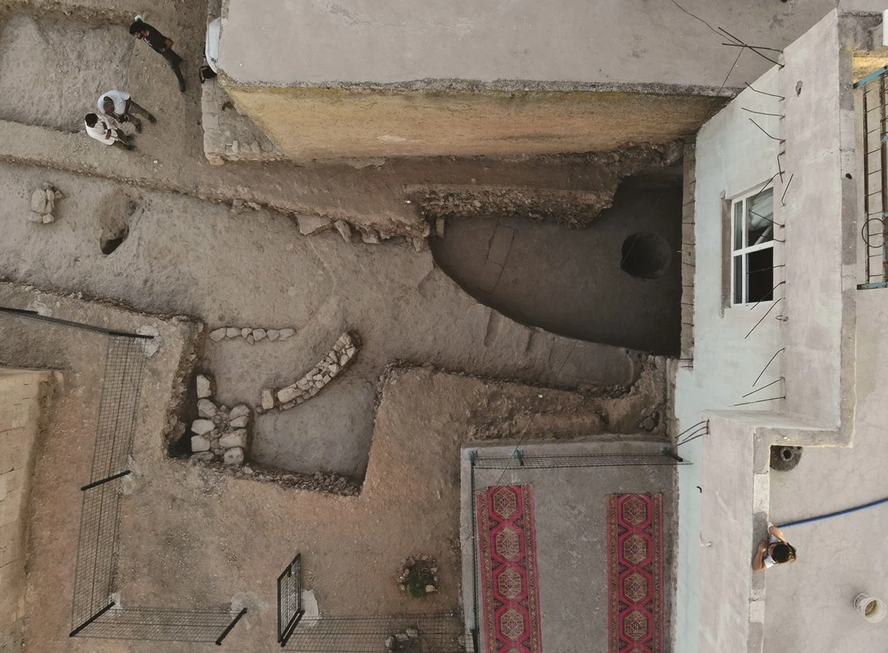 archaeologists discover oldest known narrative scene dating from 11,000-years-ago figure1a