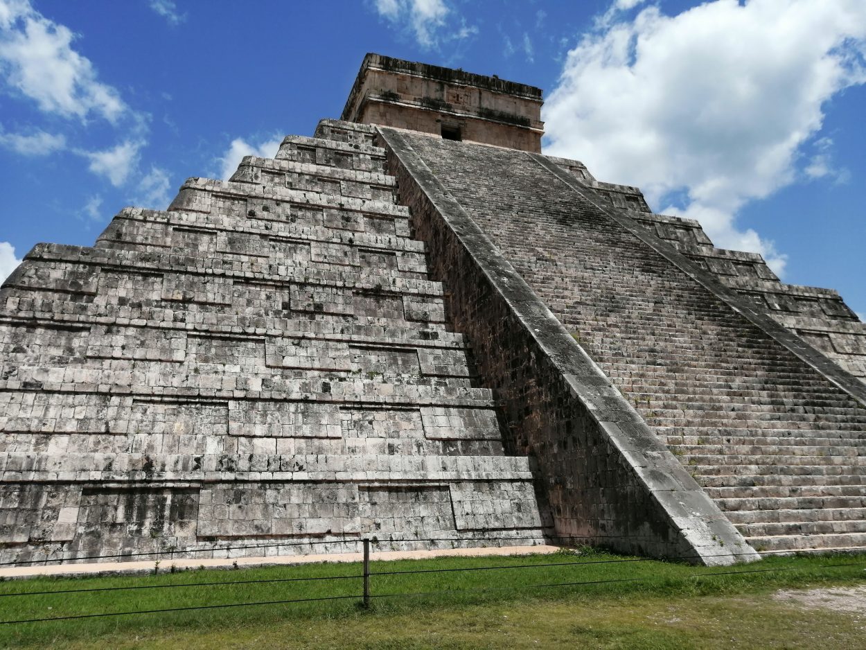 Woman who illegaly climbed the Chichén Itzá’s Kukulcán pyramid fined