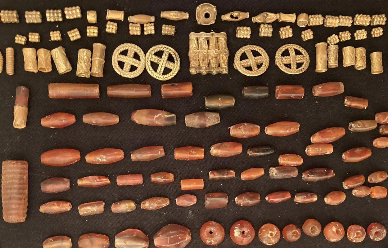Złote naszyjniki odkryte w grobowcu z epoki brązu