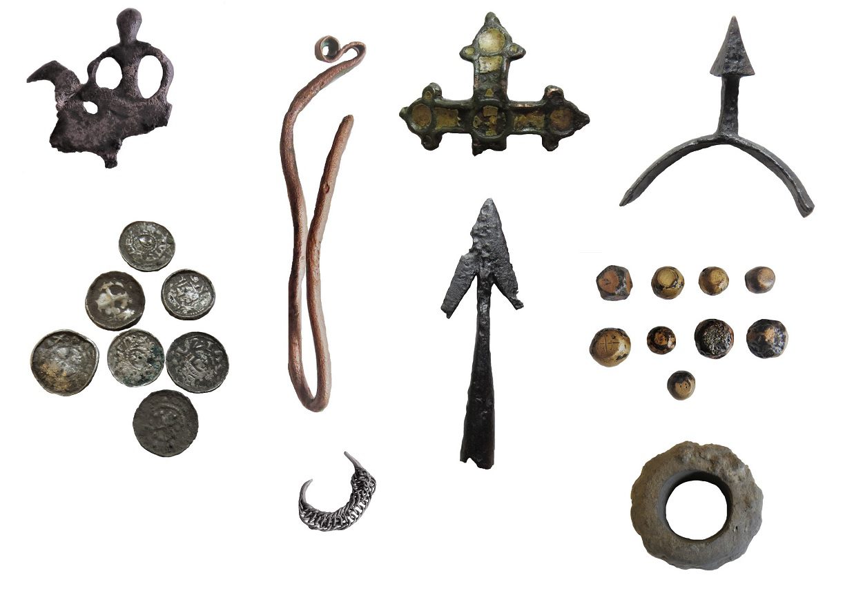 Średniowieczne artefakty odkryte z możliwego dworu rycerskiego w Polsce