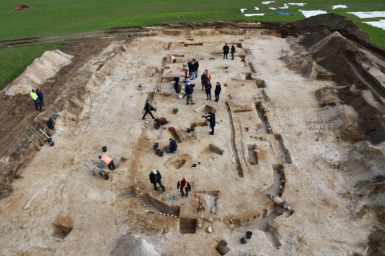 Archaeologists find Nordic Bronze Age meeting hall from time of